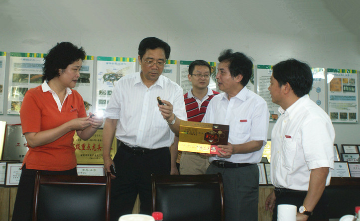 陳榮凱副省長（左二）觀看神蜂公司自主研發的抗癌新成果——寶元靈